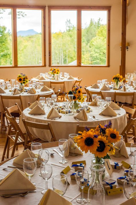 Sunflower Wedding Venue Ideas, Sunflower Field Wedding Ceremony, Sunflower Table Decorations, Sunflower Table Setting, Sunflower Wedding Reception, Sunflower Reception, Round Table Settings, Grow Sunflowers, Xc Skiing