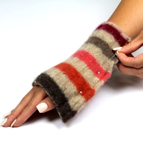 Form and Fit Gloves, How to Make Felt Fingerless Gloves Sweater Crafts, Handmade Gloves, Sweater Mittens, Sweater Bags, Recycled Sweaters, Old Sweater, Wool Gloves, Wool Mittens, Upcycle Sweater