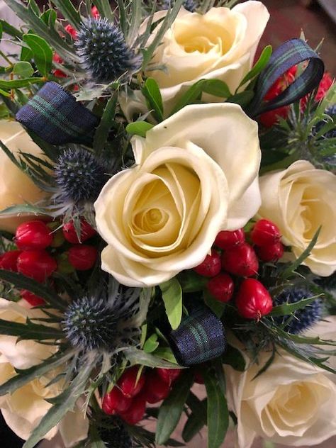 Tartan Wedding Table Decorations, Celtic Wedding Flowers, Scottish Floral Arrangements, Tartan Wedding Decorations, Scottish Flower Arrangements, Scottish Wedding Bouquet, Scottish Party Ideas, Scottish Party Decorations, Scottish Winter Wedding