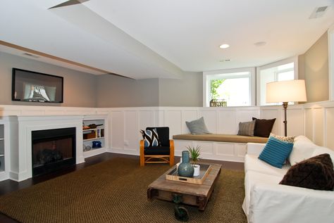 Lower Level Family room- with bench and shelf built in to the wall. Ideas! Basement Living Room Layout, Split Level Basement Remodel, Split Level Basement, Organized Bedroom, 2020 Bedroom, Bedrooms Furniture, Designer Bedrooms, Decorations Bedroom, Decorate Bedroom