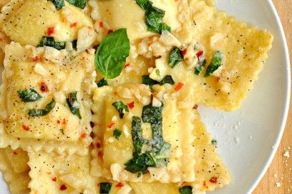 Garlic Basil Oil, Ravioli Dinner, Resep Pasta, Ravioli Pasta, Light Sauce, Basil Oil, Ravioli Recipe, Pasta Fatta In Casa, Cheese Ravioli