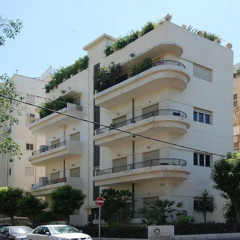 A multi-story building in the White City of Tel Aviv, built in the Bauhaus style, photo by Elekhh Art Deco Houses, Bauhaus Building, Bauhaus Architecture, Emile Zola, Apartment Buildings, Walter Gropius, Modern Deco, The Bauhaus, Art Deco Buildings