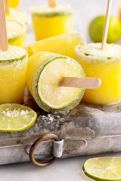 Root Beer Popsicles, Margarita Popsicles, Alcoholic Popsicles, Popsicle Cocktail, Bubble Gum Ice Cream, Boozy Popsicles, Homemade Margaritas, Ice Pop Recipes, Biscuits Graham