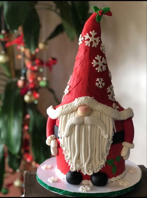 Gnomes Cake, Gnome Cakes, Gnome Christmas Cake, Christmas Themed Cakes, Gnome Cake, Gnome Christmas Cake Ideas, Christmas Cake Fondant Decorating Ideas, Christmas Cake Decoration Ideas Fondant, Xmas Fondant Figures