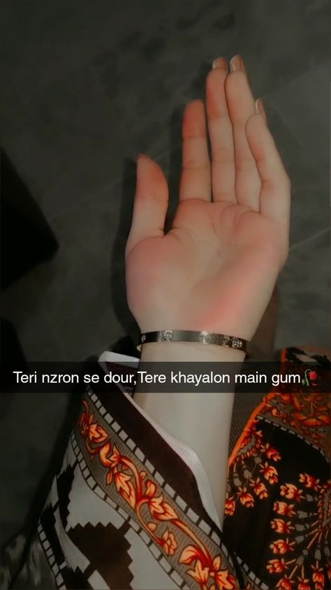 #hifshi #poetrypost #handdp #handwallpaper #deeplines #urdupoetry Caption For Hand Pics, Parizad Poetry, Murshad Shayari, Girl Shayari, Mode Ulzzang, Snap Streak Ideas Easy, Snap Snapchat, Best Snapchat, Snap Streak