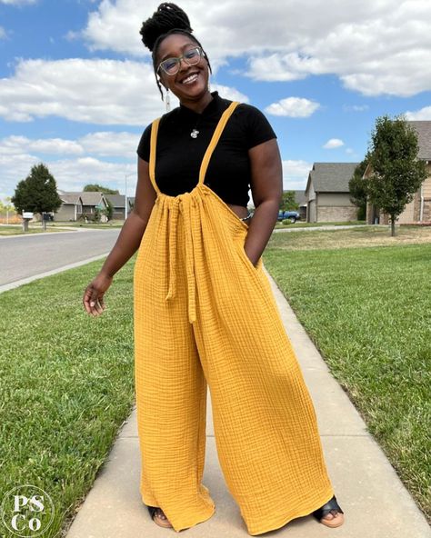 The Freya Jumpsuit is seriously the best staple for year-round wear. The relaxed fit is so comfy and you can make it with light to mid-weight knits or wovens, which means endless outfit possibilities with just one pattern! - And guess what? It's only $5 USD right now since it's one of this month's featured patterns! - 📷 @sewingwithcway - #PSFreya #PSCo #PSCoPatterns #PetiteStitchery #sewing #sewingpatterns #pdfpattern #pdfpatternsale #sewingpatternsale #sewistsofinstagram #DIYClothing #sew... Ladies Jumpers Free Patterns, Suspender Dress Pattern, Adjustable Size Clothing, Overall Dress Pattern Sewing, Easy Romper Pattern Women, Adjustable Clothing Patterns, Overalls Pattern Sewing Free, Loose Jumpsuit Pattern Sewing, Plus Size Patterns For Women Free