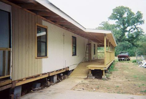 Mobile Home With Ramp... One side ramp, one side stairs for side entry Mobile Home Decks, Mobile Home Stairs, Porch With Ramp, Porch For Trailer, Mobile Home Steps, Alternative House, Mobile Home Deck, Mobile Home Redo, Mobile Home Repair