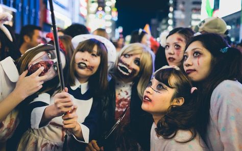 Halloween in Japan has become a recent and unique phenomenon. Discover how it is celebrated in Tokyo and around Japan and where to find the best parties. Halloween In Japan, Purple Desserts, Halloween Train, Halloween Street, Popular Costumes, Halloween Cans, Halloween Traditions, Universal Studios Japan, Special Halloween