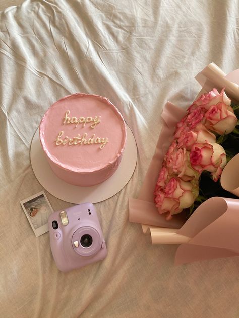 Camera Cake Ideas, Cake Polaroid, Birthday Polaroid, Birthday Cake Quotes, Birthday Dream, Cake Roses, Happy Birthday Decor, Birthday Goals, Simple Birthday Decorations