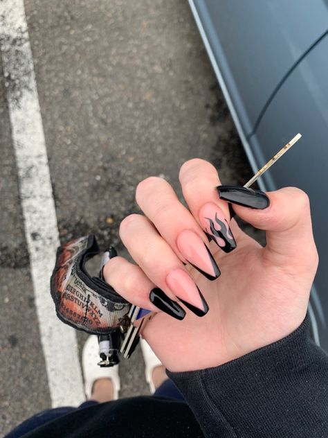 Long black and pink coffin acrylic nails with flames. Euphoria Nails, Posh Nails, Black Acrylic Nails, Edgy Nails, Grunge Nails, Classy Acrylic Nails, Black Nail, Acrylic Nails Coffin Short, Pink Acrylic Nails