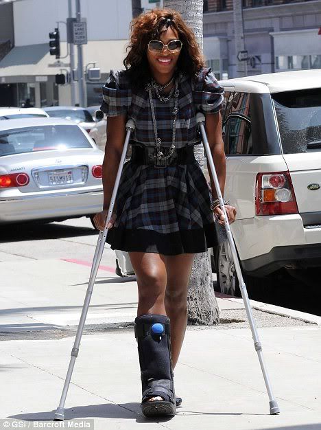 Serena Williams has surgery and ends up in a medical boot Cam Boot, Medical Boot, Disabled Fashion, Ankle Fracture, Broken Foot, Broken Ankle, Leg Cast, Ankle Brace, Leg Injury