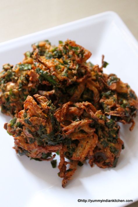 Palak pakoda is yet another perfect snack recipe for rainy or winter seasons.These are deep fried fritters recipe made using finely chopped palak and besan. Fried Fritters Recipe, Palak Pakoda, Fried Fritters, Pakoda Recipe, Indian Appetizers, Pakora Recipes, Fritters Recipe, Fritter Recipes, Indian Kitchen