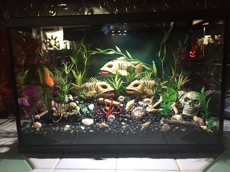 Spooky aquarium! Haunted Fish Tank, Spooky Fish Tank, Gothic Fish Tank, Gothic Aquarium, Spooky Aquarium, Haunted Aquarium, Halloween Aquarium, Aqua Plants, Scary Fish