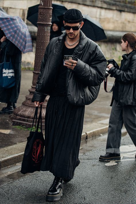 Ss23 Street Style, Fashion Week Ss23, Fashion Week Style, Parisian Look, Paris Fashion Week Men, Paris Fashion Week Street Style, Vintage Leather Jacket, Fashion Week Street Style, Street Style Looks