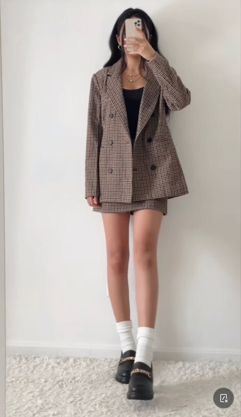 Friends Inspired Outfits, Work Outfits Women Winter, Outfits Formal, Cute Outfits With Shorts, Tweed Outfit, Classy Skirts, Office Casual Outfit, Black Tie Dress, Refashion Clothes