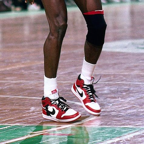 Michael Jordan Photos, Basketball Photography, Dennis Rodman, Jordan 1s, Basketball Pictures, Nike Basketball, Hummel Sneaker, Michael Jordan, Air Jordan 1