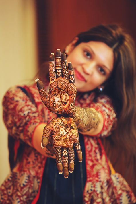 Shivani & Tanmay – A Fairy-tale Wedding Fit for A Princess and Her Prince At Taj Land’s End – India's Wedding Blog Mehandi Rasam Photography, Mahedi Photo, Mehndi Closeup, Shadi Pose, Mehndi Rasam, Mehndi Poses, Mehendi Photoshoot, विवाह की फोटोग्राफी की मुद्राएं, Mehendi Ideas