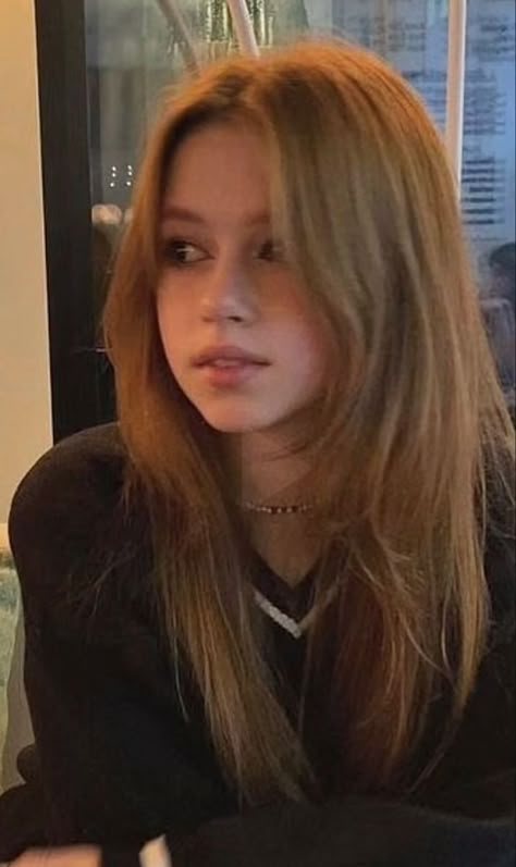 Medium Length Hair And Curtain Bangs, Natural Blonde Hair Pale Skin, Teen Face Claims, Face Framing Pieces, Girl Haircut, Haircuts Straight Hair, Cut My Hair, Downtown Girl, Hair Inspo Color