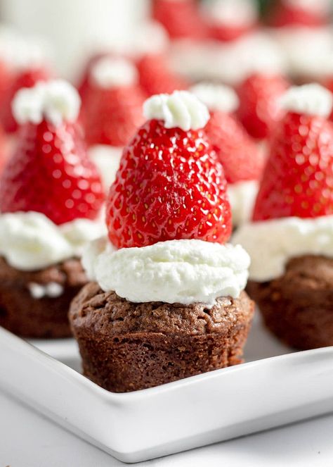 Strawberry Santa Hat Brownies are the perfect Christmas treat to serve at your family gathering. Rich, chocolatey brownies topped with fresh whipped cream and sweet strawberries come together to make a darling and great-tasting festive treat. Santa Hat Brownies, Strawberry Santa Hats, Christmas Muffins, Strawberry Santas, Christmas Candy Easy, Easy Christmas Candy Recipes, Mini Brownies, Brownie Toppings, Christmas Candy Recipes