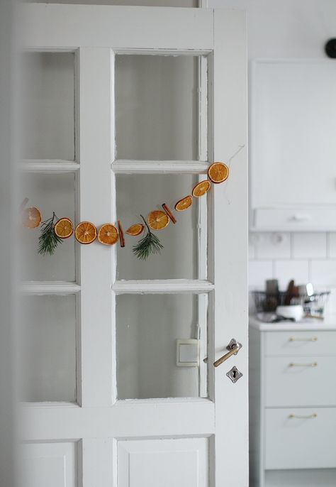 Cinnamon Garland, Seasonal Garland, Minimalist Diy, Navidad Natural, Jul Diy, Natural Christmas Decor, Dried Oranges, Holiday Quotes, Hygge Home