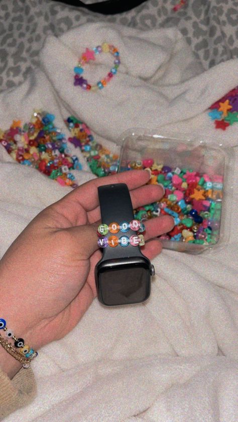 Apple Watch Beads, Apple Watch Hacks, Stacked Beaded Bracelets, Making Friendship Bracelets, Watch Diy, Beaded Watches, Apple Watch Accessories, Diy Bracelet Designs, Beaded Jewelry Designs