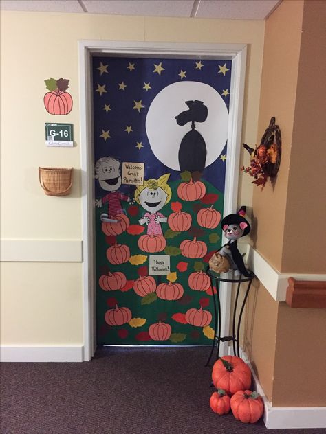 Halloween Door Decorations Classroom Pumpkin, Great Pumpkin Door Decorating, Halloween Doors For School, Halloween Door Contest Ideas, Halloween Door Decorations Contest, Halloween Door Decorations Classroom, Halloween Doors, Diy Halloween Door Decorations, Halloween Classroom Door