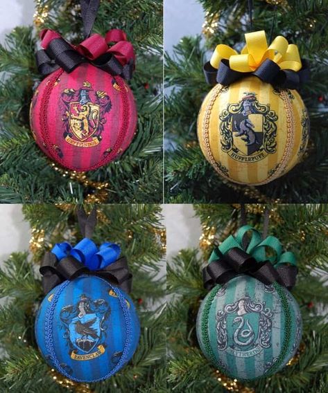 Harry Potter Theme Christmas, Diy Harry Potter Ornaments, Libro Pop Up, Hogwarts Decor, Harry Potter Christmas Ornaments, Harry Potter Christmas Decorations, Hufflepuff Slytherin, Harry Potter Theme Birthday, Geek Christmas