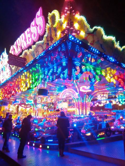 Carnival Lights, Photographie Indie, Circus Aesthetic, Carnival Rides, Breaking In, Parc D'attraction, Fun Fair, Rainbow Aesthetic, Neon Aesthetic