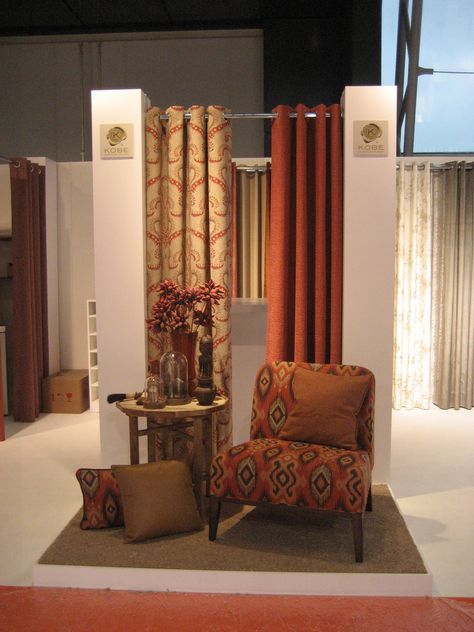 Curtain Showroom, Curtain Display, Decoration Vitrine, Colorful Apartment, Window Display Design, Curtain Shop, Showroom Interior Design, Showroom Design, Furniture Showroom