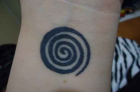 Significado de las espirales celtas en un tatuaje - http://www.tatuantes.com/significado-de-las-espirales-celtas-en-un-tatuaje/ Spiral Tattoo, Coraline Tattoo, Spiral Tattoos, Tatuaje A Color, Spiritual Tattoos, Tattoo Feminina, Dream Tattoos, Dope Tattoos, Skin Art