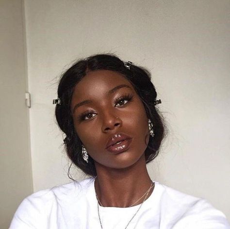 femme fatale on Twitter: "… " Lala Makeup, Model Tips, Black Umbrella, Dark Skin Beauty, Dark Skin Makeup, Looks Black, Black Power, Girls Makeup, Brown Skin