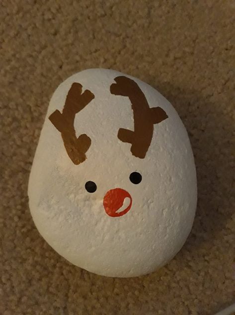 Santa Rock Painting Ideas, Rock Painting Ideas Christmas Easy, Winter Rock Painting, Rock Painting Christmas, Christmas Rock Painting Ideas, Diy Rock Art, Christmas Rock, Painted Rocks Diy, Christmas Ornament Crafts