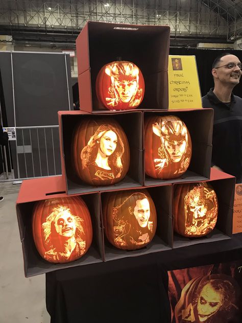 shymarvelnerd: "AMAZING 👏👏 #ACEComicCon" (https://twitter.com/shymarvelnerd/status/1050876445604700161) #Loki #TomHiddleston Loki Pumpkin Carving, Loki Avengers, Tom Hiddleston Loki, Tom Hiddleston, Pumpkin Carving, Paper Lamp, Loki, Avengers, Novelty Lamp