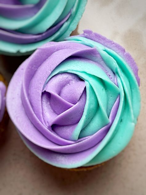 Cupcake Aesthetic, Teal Cupcakes, Gold Fondant, Barbie Cupcakes, Lavender Cupcakes, Purple Cakes Birthday, Swirl Cupcakes, Purple Cupcakes, Blue Icing