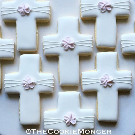 Cross Cookies Decorated, Baptism Cookies Decorated, Confirmation Cookies, Communion Cookies, Christening Cookies, Baptism Cupcakes, Bible Cake, Easter Cookie Recipes, Cross Cookies