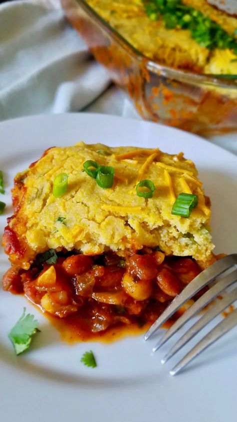 Ugly Vegan Kitchen - Vegan Hominy Chili Bake Hominy Chili, Vegetarian Recipes Dairy Free, Hominy Recipes, Chili Cornbread Casserole, Cornbread Crust, Vegan Casserole Recipes, Chili Bake, Chili Cornbread, Cornbread Casserole Recipe