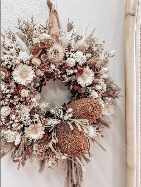 50+ Boho Christmas Decor Ideas - Nikki's Plate Christmas Decorations Boho, Boho Christmas Wreath, Boho Christmas Decor Ideas, Boho Wreaths, Boho Ornaments, Bedroom Christmas Decorations, Living Room Christmas Decorations, Diy Outdoor Christmas Decorations, Diy Trees