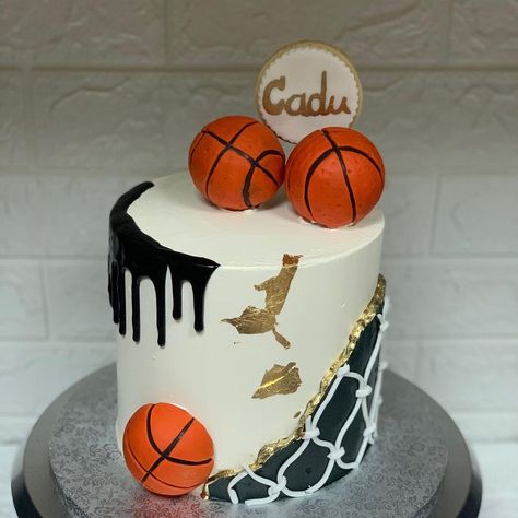 Sheida’s Cake Empire on Instagram: “Basketball Cake ...🏀 . . . #wiltoncakes #buttecream #cakedecorating #cakedecoration #birthdaycake #dubai #mydubai #craftcake…” Basketball Themed Cakes Ideas, Basketball Net Cake, Basketball Ice Cream Cake, Basketball Torte, Basketball Theme Cake, Cake Basketball, Basketball Birthday Cake, Grad Cakes, Sports Themed Cakes