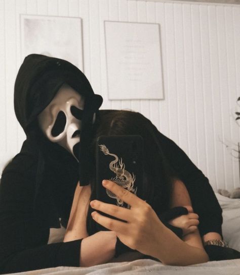 Scream Mask, Horror Villains, Couples Halloween Outfits, X Male Reader, Image Swag, Cute Relationship Photos, Halloween Photoshoot, Masked Man, Ghost Faces