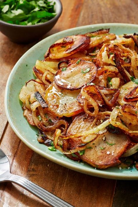 Dinner Ideas With Sides, Steak Dinner Ideas, Lyonnaise Potatoes, French Cooking Recipes, Easy French Recipes, Potatoes And Onions, Steak Side Dishes, Easy Potato Recipes, Potato Sides