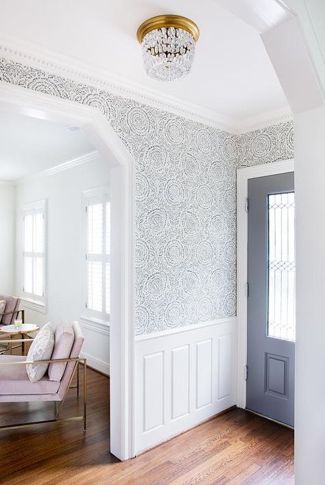 This designer's work is one part preppy and pretty, and one part stylishly sophisticated. Foyer Wallpaper, Wallpapered Entryway, White Wainscoting, Hallway Wallpaper, Famous Interior Designers, Dining Room Wallpaper, 90s Wallpaper, Wallpaper Accent, Wallpaper Accent Wall