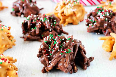 A mix of chocolate and butterscotch cookies on a wooden board. Holiday Haystacks, Christmas Haystacks, Cookies With Marshmallows, Cinnamon Sugar Bread, Chocolate Haystacks, Haystack Cookies, Easy Christmas Cookies, Crunchy Cookies, Butterscotch Chips