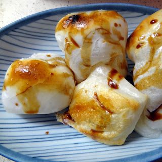 Yaki Onigiri, Mochi Recipe, Asian Inspired Recipes, Japanese Dishes, Asian Desserts, Snack Cake, Quick Snacks, Inspired Recipes, Sweets Recipes