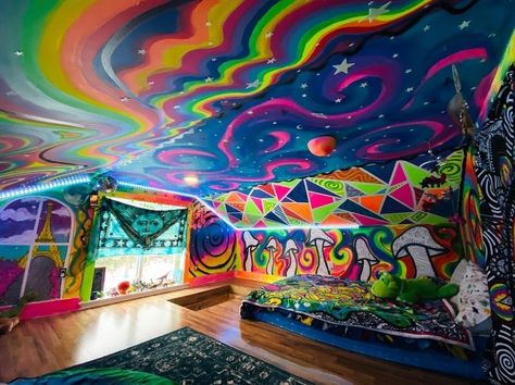 Trippydraws Room, Trippy Room Painting Ideas, Trippy Room Painting, Graffiti Room Ideas Bedrooms, Trippy Wall Paintings Bedroom, Psychadelic Room Aesthetic, Trippy Rooms Bedrooms, Trippy Wall Mural, Door Art Bedroom Paint