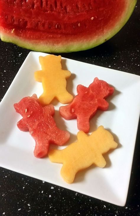 These refreshing melon teddies are a fun and simple way to serve melon to your kids. They are made using a teddy bear shaped cookie cutter, but you can use any shaped cutter you like. You can also put these in the freezer for a healthy, frozen summer snack. Teddy Bears Picnic Food, Party Food Kids, Teddy Bear Picnic Birthday Party, Teddy Bear Birthday Party, Kids Birthday Party Food, Teddy Bear Day, Frozen Summer, Bear Baby Shower Theme, Picnic Birthday Party