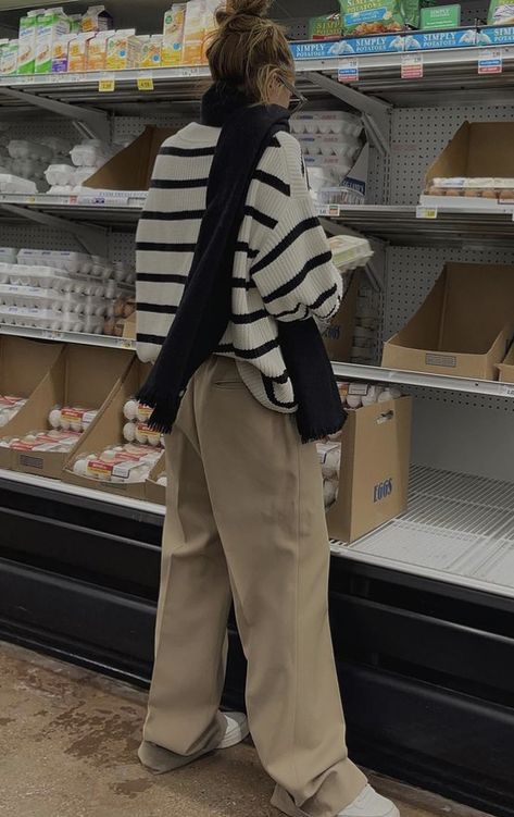 Basic Sweater Outfit, Sweater Outfits Hijab, Striped Long Sleeve Outfit, Stripped Pants Outfit, Beige Pants Outfit, White Trouser Pants, Grey Sweater Outfit, Knit Sweater Outfit, Long Sleeve Outfits