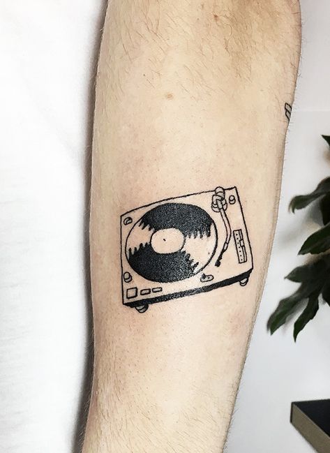 Music Patchwork Tattoo, Music Producer Tattoo, Record Player Tattoo Simple, Turntable Tattoo, Cd Tattoo, Vinyl Record Tattoo, Record Tattoo, Record Player Tattoo, Vinyl Tattoo