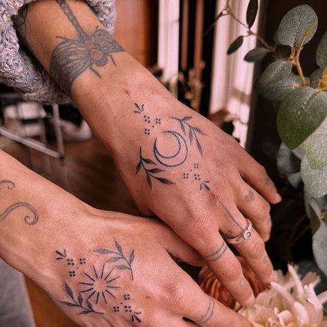 Hand Poked Tattoo Unique, Hippie Hand Tattoos, Boho Hand Tattoos, Floral Hand Tattoos For Women, Swedish Tattoo Ideas, Feminine Hand Tattoos For Women, Matching Hand Tattoos, Feminine Hand Tattoos, Wrist Hand Tattoo