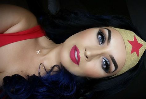 Wonder Woman Makeup Look Makeup Looks Fun, Costume Wonder Woman, Wonder Woman Makeup, Wonder Woman Party, Birthday Makeup Looks, Wonder Woman Birthday, Woman Makeup, Wonder Woman Cosplay, Woman Costume