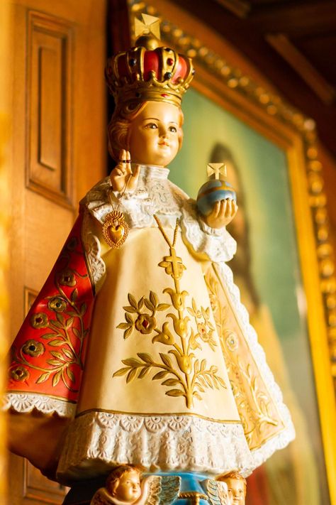 Infant of Prague photo - Cathopic Jesus Images Hd, Divine Infant Jesus, Sto Nino, Prague Photos, Christmas Pic, Childhood Memories Art, Angel Posters, Calendar Design Template, Infant Of Prague